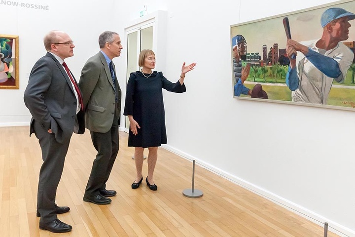 US-Generalkonsul Scott R. Riedmann (51, M.) mit Bürgermeister Sven Schulze (44, SPD) und Generaldirektorin Ingrid Mössinger (74) vor dem Bild "Baseball" von Alexander Deineka.