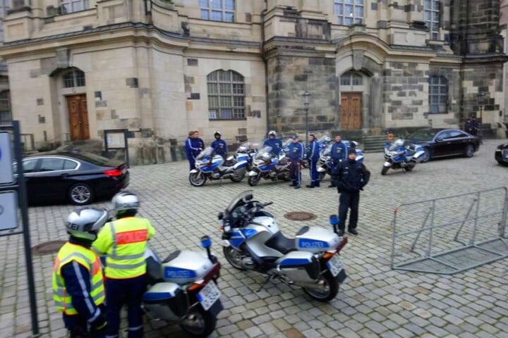Mehrere Einsatzkräfte waren vor der Frauenkirche vor Ort.