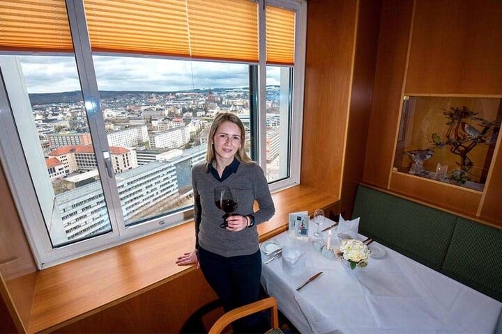 Doppelter Genuss: Zum Wein gibt's für Sales Manager Michaela Neukirchner eine grandiose Aussicht.