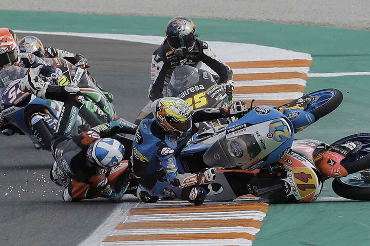 Alonso Lopez (M), Moto3-Fahrer aus Spanien (M) und weitere Fahrer stürzen beim Grand Prix von Valencia.