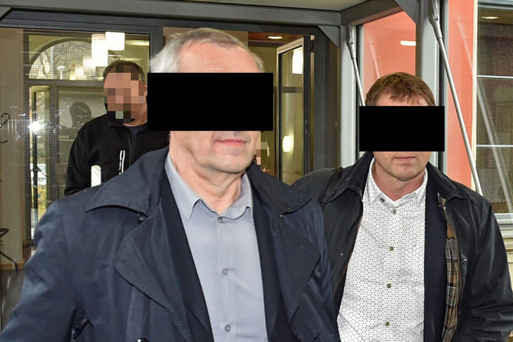 Eigentümer Jürgen H. (54) und sein Architekt Andreas S. (57) brachten jede Menge Unterlagen mit ins Gericht, um ihre Unschuld zu beweisen.