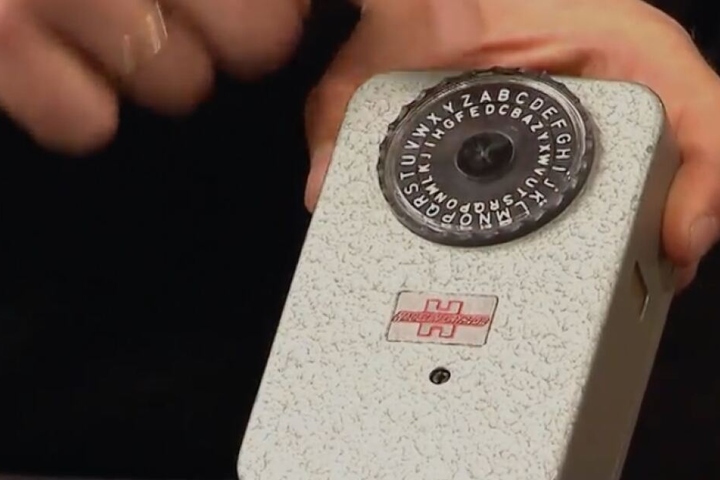 Die Chiffriermaschine passt sogar in die Hosentasche.