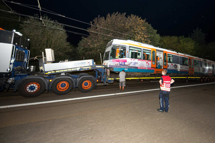 Das schwere Gefährt musste auf den Abschleppwagen geladen werden.