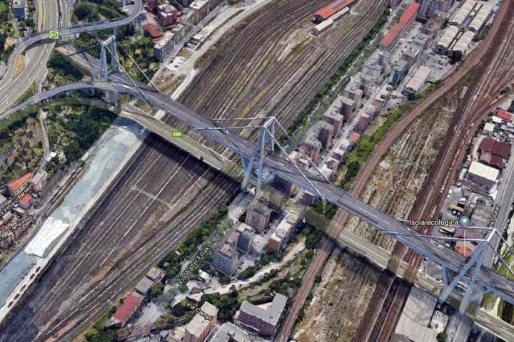 Die Brücke führt unter anderen über Gleisanlagen und ein Gewerbegebiet.