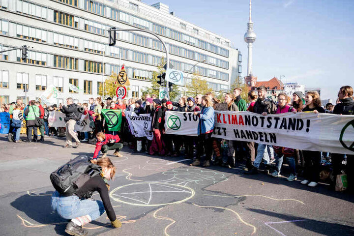 Aktivisten der Bewegung "Extinction Rebellion" blockieren während der Aktionswoche "Berlin blockieren" den Mühlendamm an der Mühlendammbrücke.