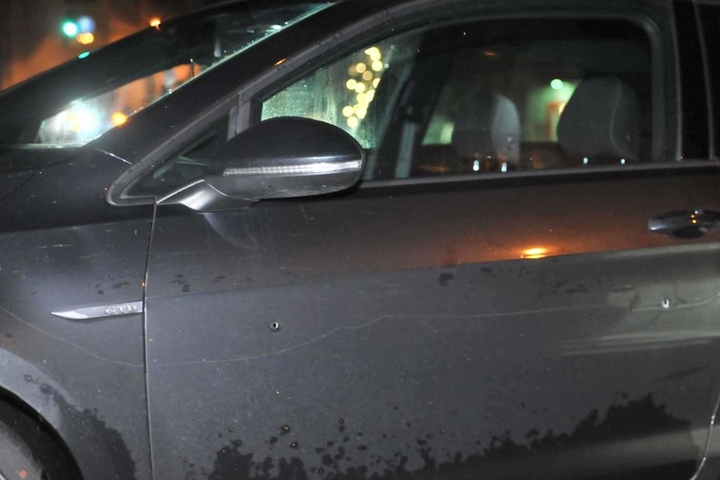 Mitten in Nacht wurde auf einen VW-Golf geschossen.