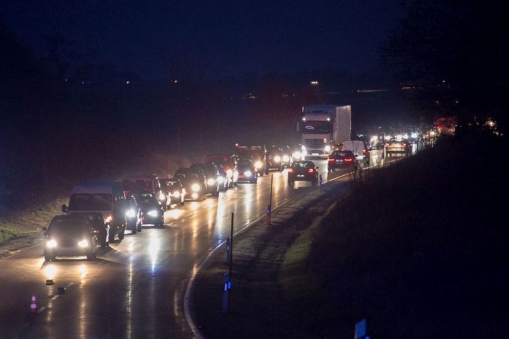 Der Unfall sorgte für Stau auf der S255 in beide Richtungen.