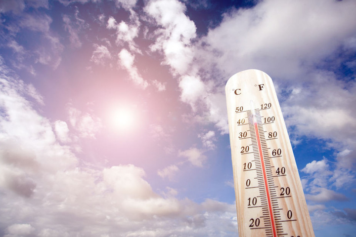 Das Thermometer zeigt die richtigen Werte an: Kommende Woche kratzen die Temperaturen wieder an der 40-Grad-Grenze.