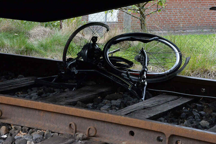 Das Fahrrad und der Mann gerieten unter die Räder des Güterzuges.