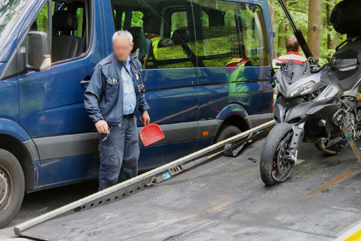 Rund zwei Stunden waren die Beamten mit der Unfallaufnahme beschäftigt. Sie gehen von einem Sachschaden in Höhe von 20.000 Euro aus.
