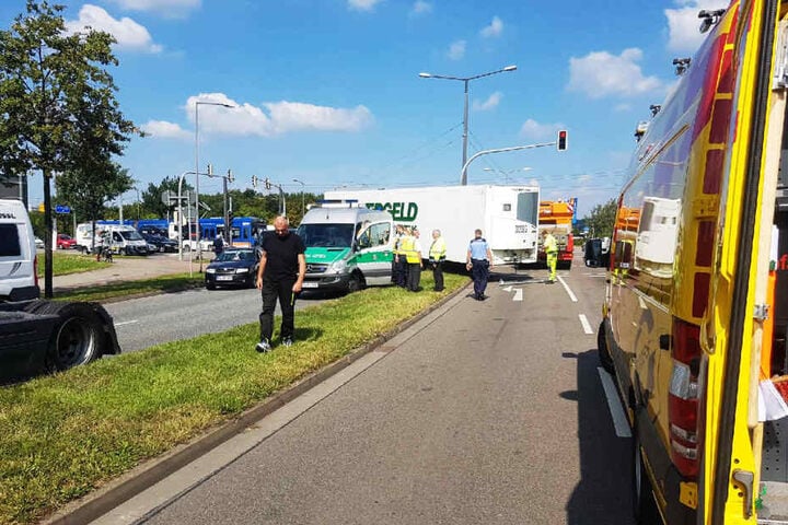 Grund dafür war ein Anhänger, der sich von einem Laster gelöst hatte und quer über die Straße geschleudert wurde.