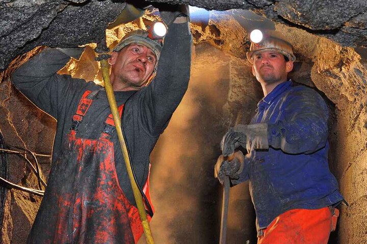 Die Bergleute David Helm (vorn) und Axel Hölbing in der Lithium-Lagerstätte "Vereinigt Zwitterfeld zu Zinnwald".