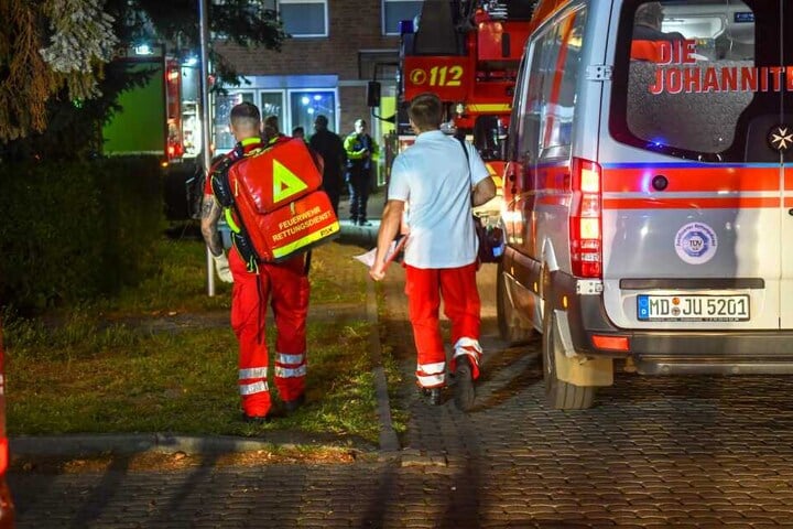 Der Senior konnte zunächst aus seiner Wohnung gerettet werden. Er erlag jedoch im Krankenhaus seinen Verletzungen.