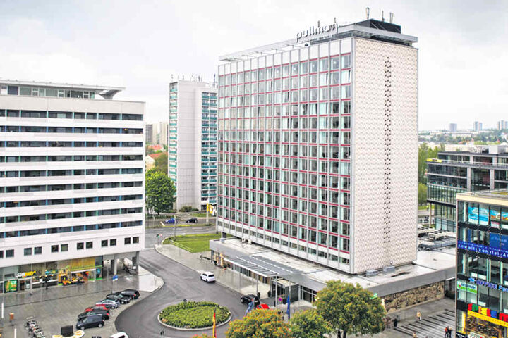 In 50 Metern Höhe ist der Nistkasten an der Dachkante des Hotels
montiert.