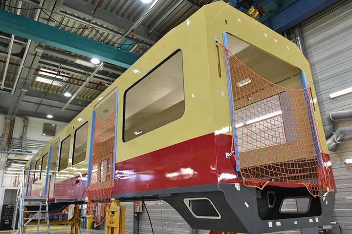 Die Bahnen sind im traditionellen rot-gelb lackiert.