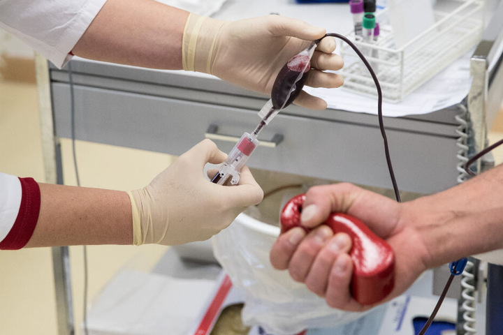 Jeder gesunde Erwachsene bis 73 Jahre kann Blut spenden.