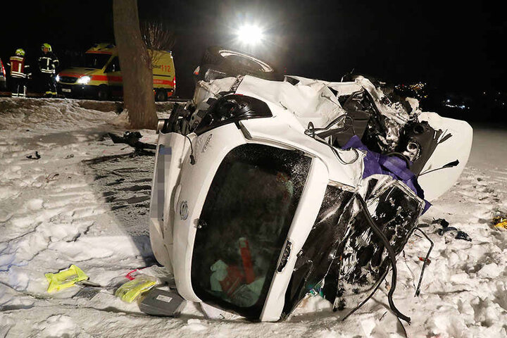 In diesem Wrack wurden drei junge Menschen tödlich verletzt.