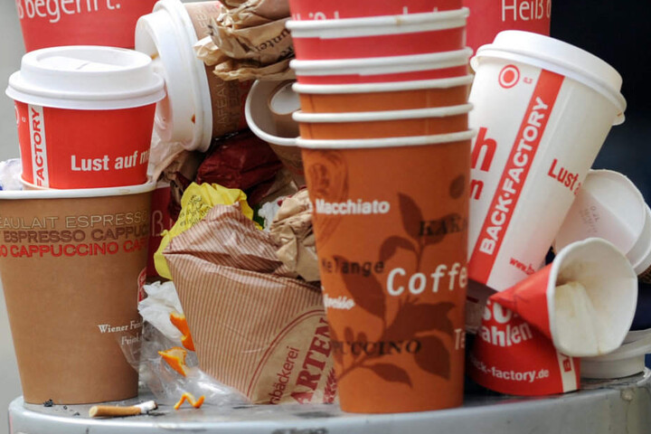 Tägliches Bild aus deutschen Großstädten. Kaffeebecher stapeln sich in einem Mülleimer.
