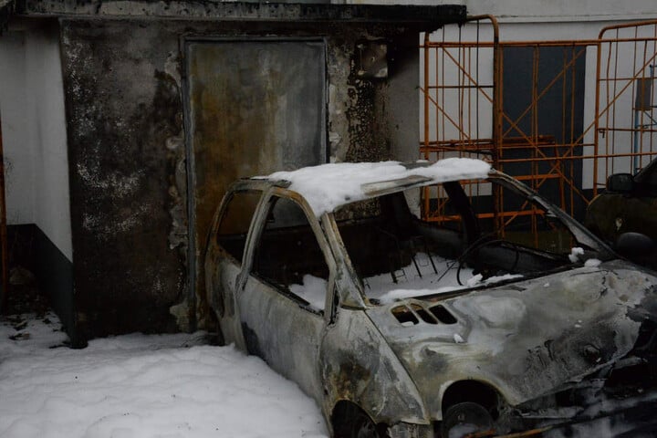 Der Außeneingang der Lagerhalle wurde stark verbrannt.