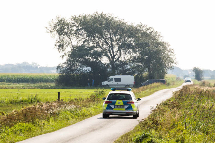 Die Polizei sichert den Fundort der Leiche ab.