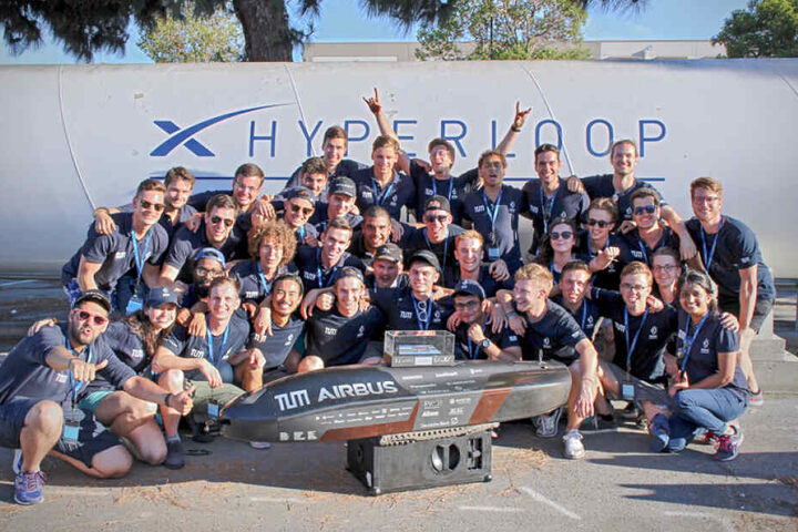 Das Team aus München mit ihrem Prototyp.
