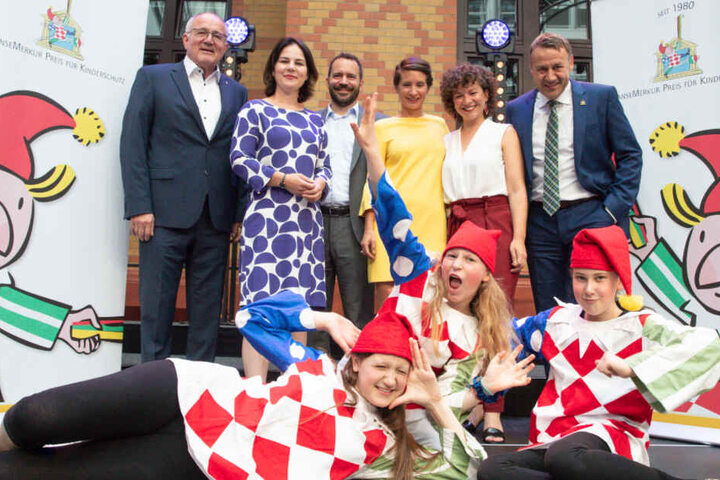 v.li.: Heinz Hilgers (DKSB), Annalena Baerbock (Grüne), Ulf Matysiak, Julia Sondermann und Ajselj Bekir von "Teach first" sowie Eberhard Sautter (HanseMerkur), bei der Preisverleihung der Hanse-Merkur-Preise für Kinderschutz im Juni dieses Jahres.