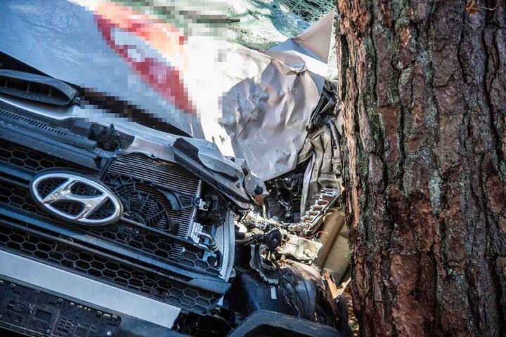Der Baum steht immer noch, das Auto ist wohl ein Totalschaden.