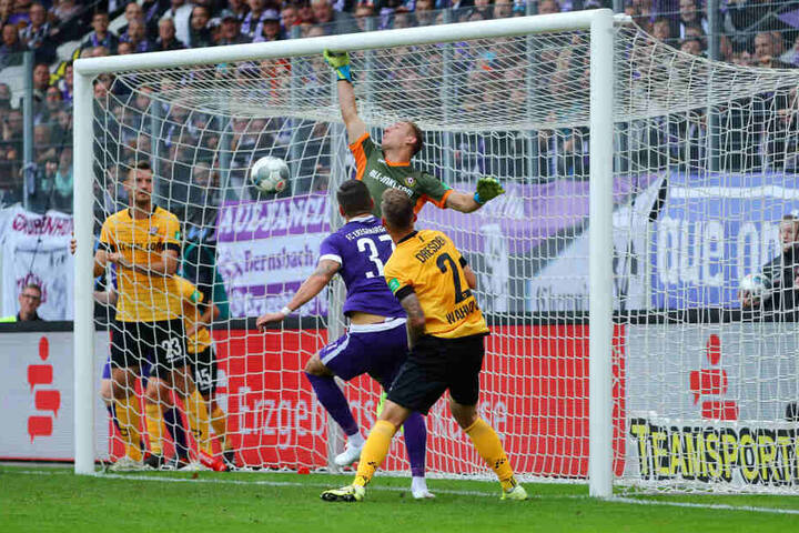 Das direkte Duell zwischen Aue und Dynamo ging mit 4:1 klar an die Veilchen. Hier überwindet Aue-Stürmer Pascal Testroet (M.) Dresdens Schlussmann Kevin Broll zum zwischenzeitlichen 3:1.