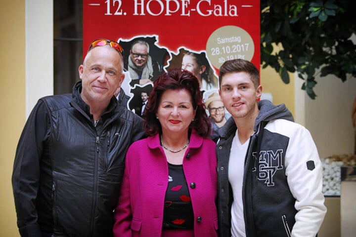 Im Vorfeld der Hope-Gala gab's jede Menge Trubel im Dresdner Kulturpalast (v. l.): Pfarrer Stefan Hippler aus Südafrika, Hope-Gala-Initiatorin Viola Klein und Sänger Joey Heindle.