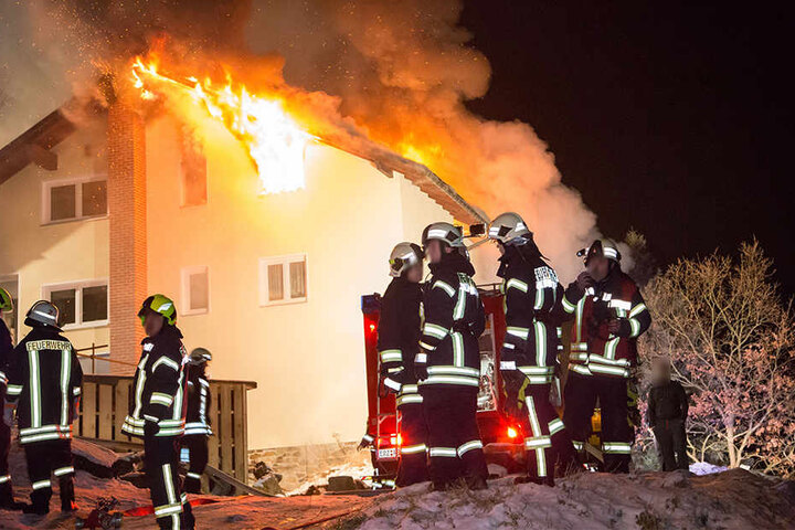 Als die Feuerwehr an dem Einfamilienhaus eintraf, stand das Dach schon weitestgehend in Vollbrand.