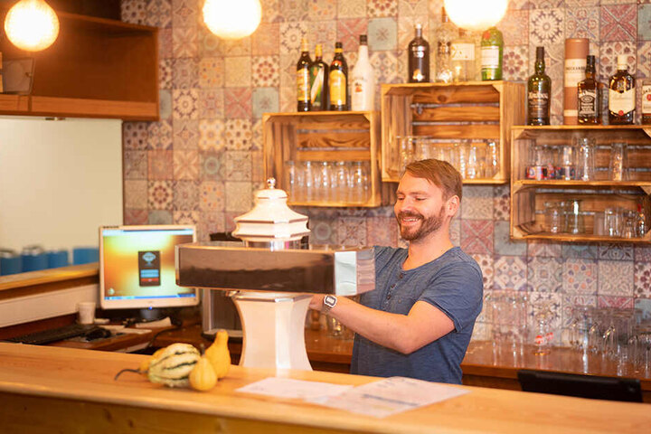 Leben Bowling gibt's natürlich auch Billardtische und leckere Drinks an der Bar.