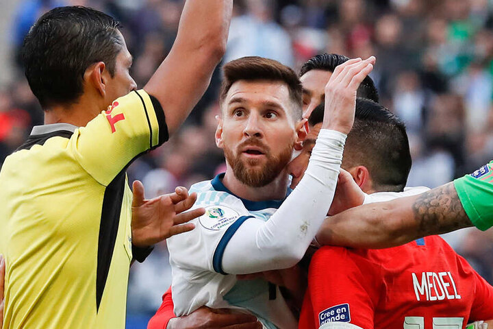 Noch im Clinch mit Medel blickt Messi den Schiedsrichter aufgrund seines Platzverweises ungläubig an.