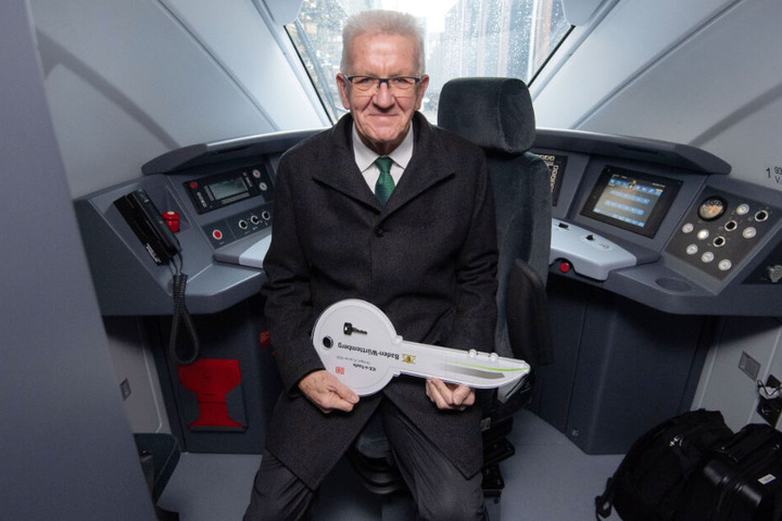 Winfried Kretschmann sitzt in den frisch getauften ICE 4.