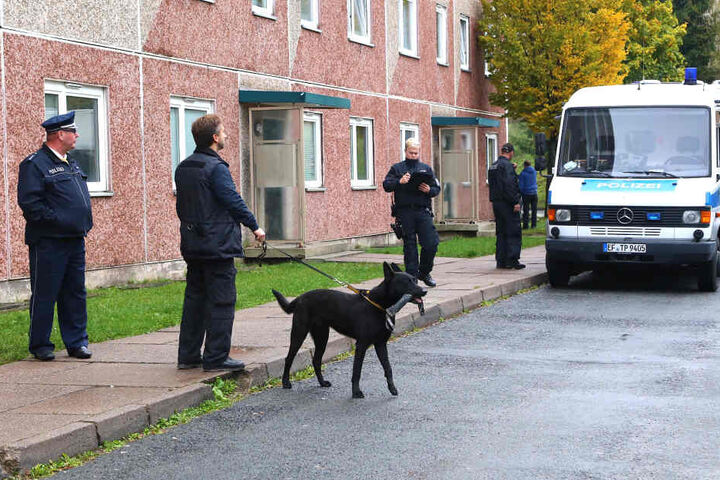 Die Polizei durchsuchte Wohnungen in Suhl mit Spregstoffhunden.