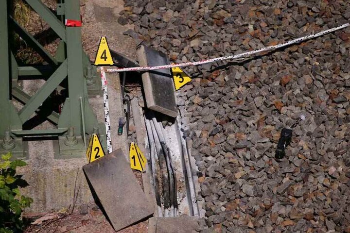 Die Brände in den Kabelschächten sorgten am Montagmorgen für Störungen der Signalanlagen und damit für Chaos auf Sachsens Bahnhöfen.