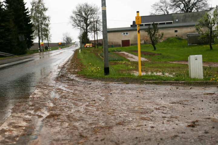 Schlamm überflutete die Straßen in Großhartmannsdorf.