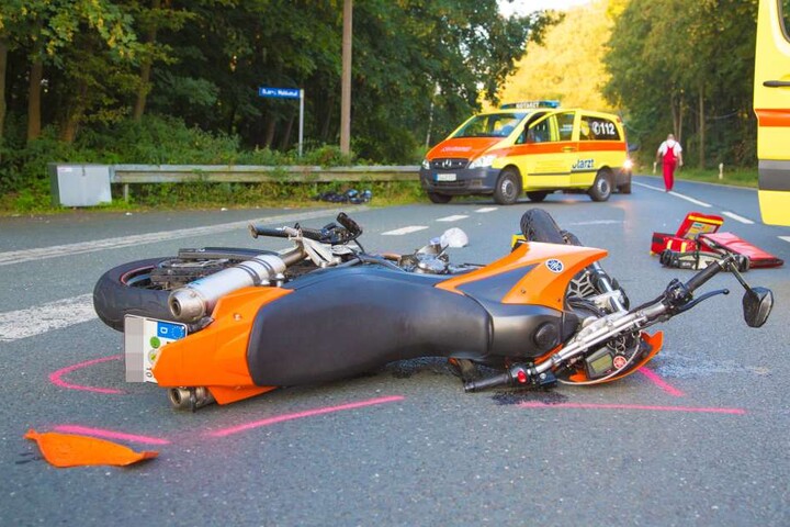 Der Fahrer der Yamaha und sein Mitfahrer wurden schwer verletzt.