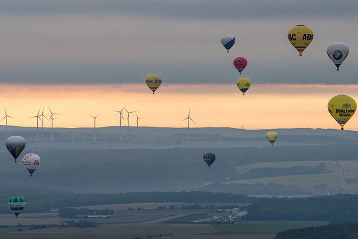 Am Himmel boten die Heißluftballons ein spektakuläres Highlight.
