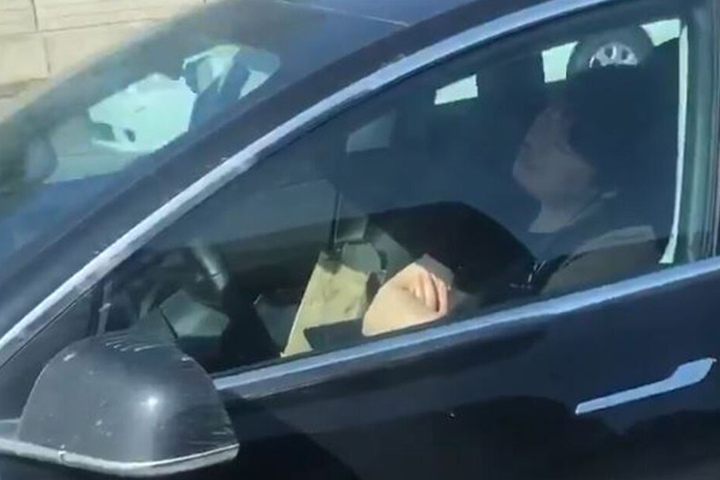 Der Fahrer schlief seelenruhig hinter dem Steuer.