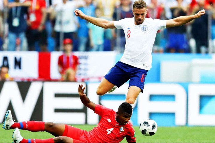 England klar obenauf: Jordan Henderson (oben) im Duell mit Panamas Fidel Escobar (unten).
