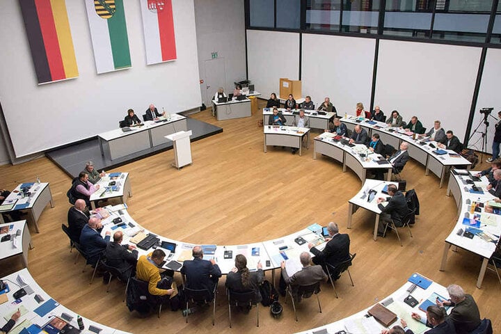 Zwickaus Stadtrat bei der Arbeit. Welche Konsequenzen wird es für Baubürgermeisterin Kathrin Köhler (40, CDU) nach ihrer Alkoholfahrt geben? Soll ihr Platz neben der OB frei bleiben?