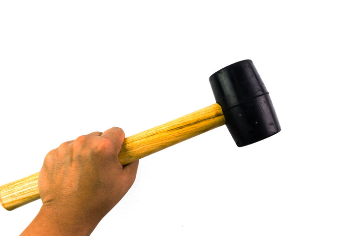 Ein Mann schlug seine Mutter mit einem Gummihammer. (Symbolfoto)