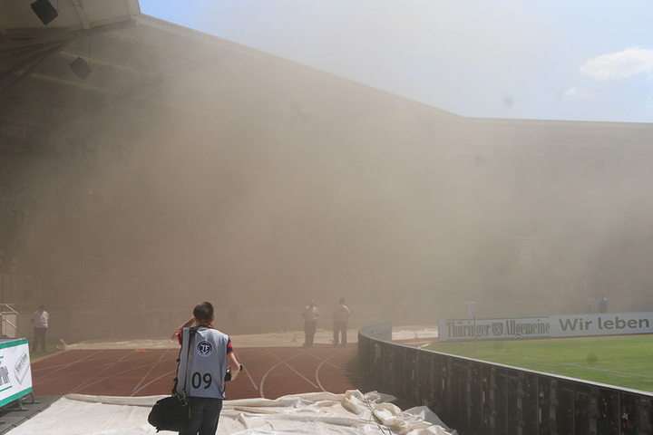 Kurzzeitig war die Sicht im Steigerwaldstadion gleich Null.