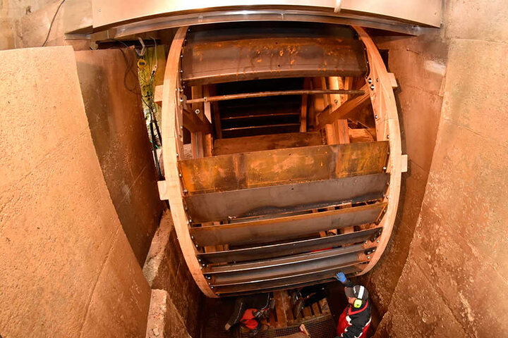 Das alte Rad war morsch und musste nach 48 Jahren gegen dieses neue Rad
ausgetauscht werden.