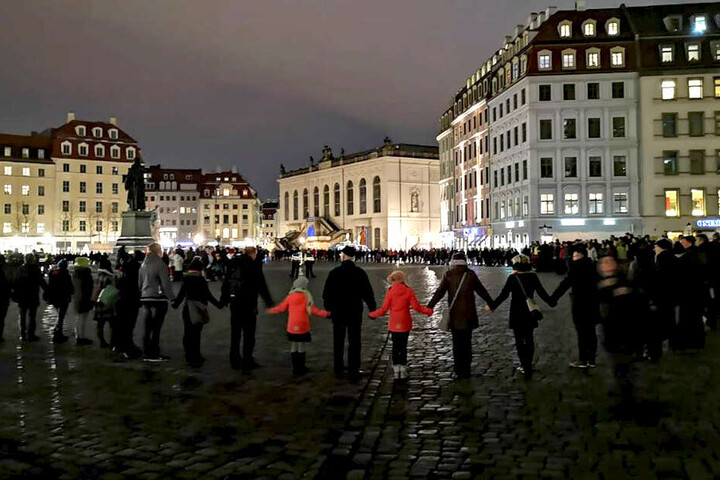 In der Dresdner Innenstadt schloss sich die Menschenkette - wie hier am Neumarkt.