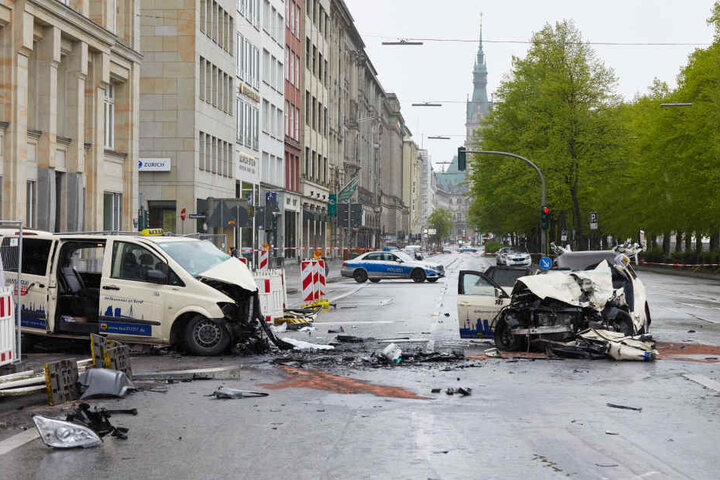 Das andere Taxi hatte keine Chance, dem Dieb auf seiner Verfolgungsjagd mit der Polizei auszuweichen.