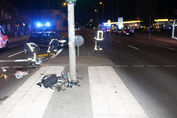 Das Fahrrad zerschellte bei dem Aufprall.