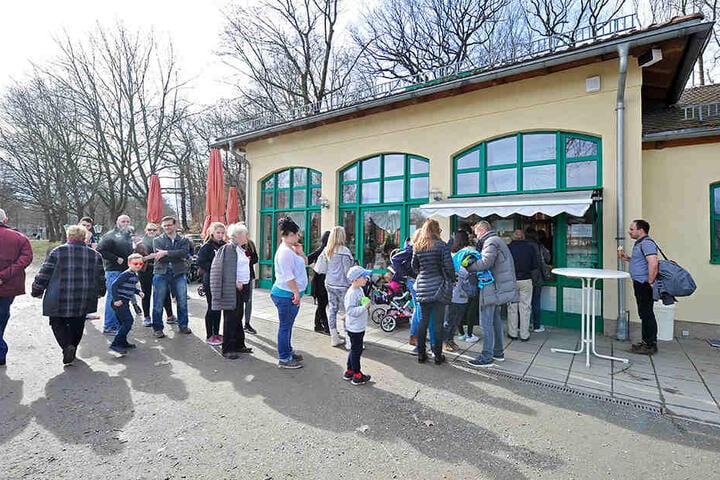 Für ein Eis standen die Chemnitzer am Milchhäuschen am Sonntag Schlange.