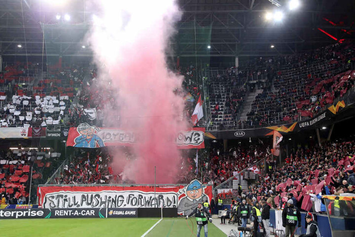 Im Leipziger Block wurde während des Europa-League-Spiels beim FC Salzburg Pyrotechnik abgebrannt. Ein Novum in der RB-Geschichte.