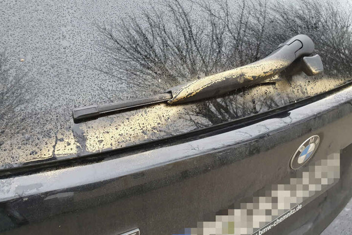 Mit goldener Farbe wurden unter anderem Autos in Altendorf "verziert".